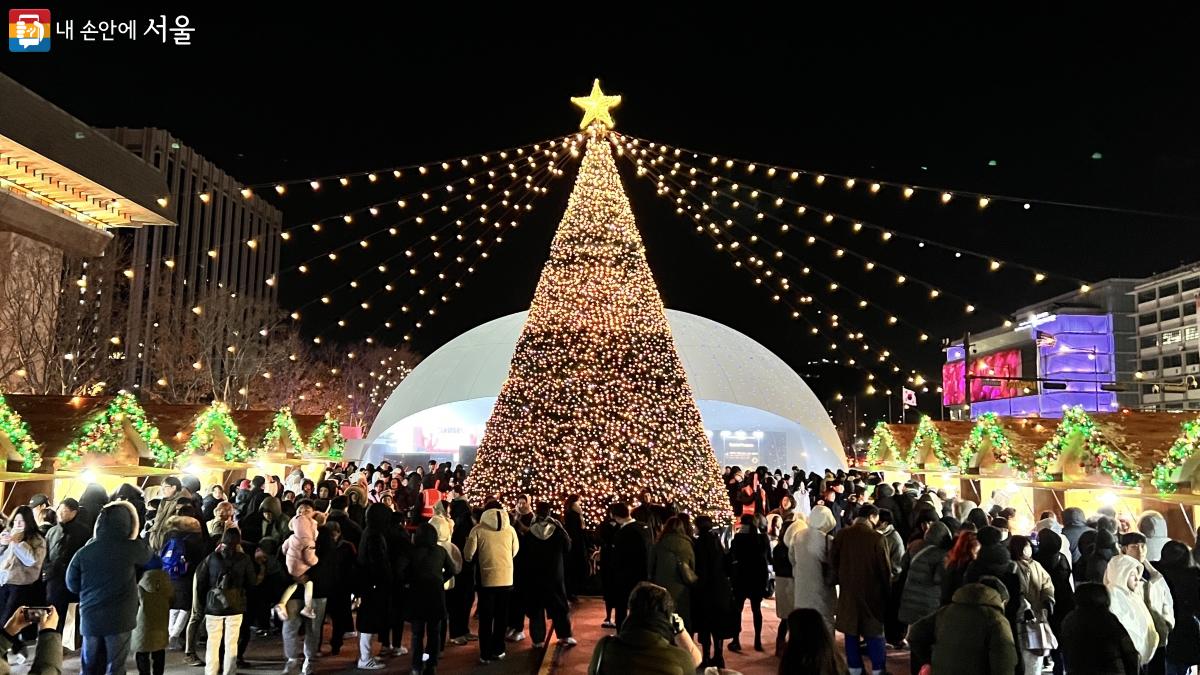 광화문광장의 '서울빛초롱축제', 대형 빛 조형물 전시가 한창이다. ⓒ이준엽