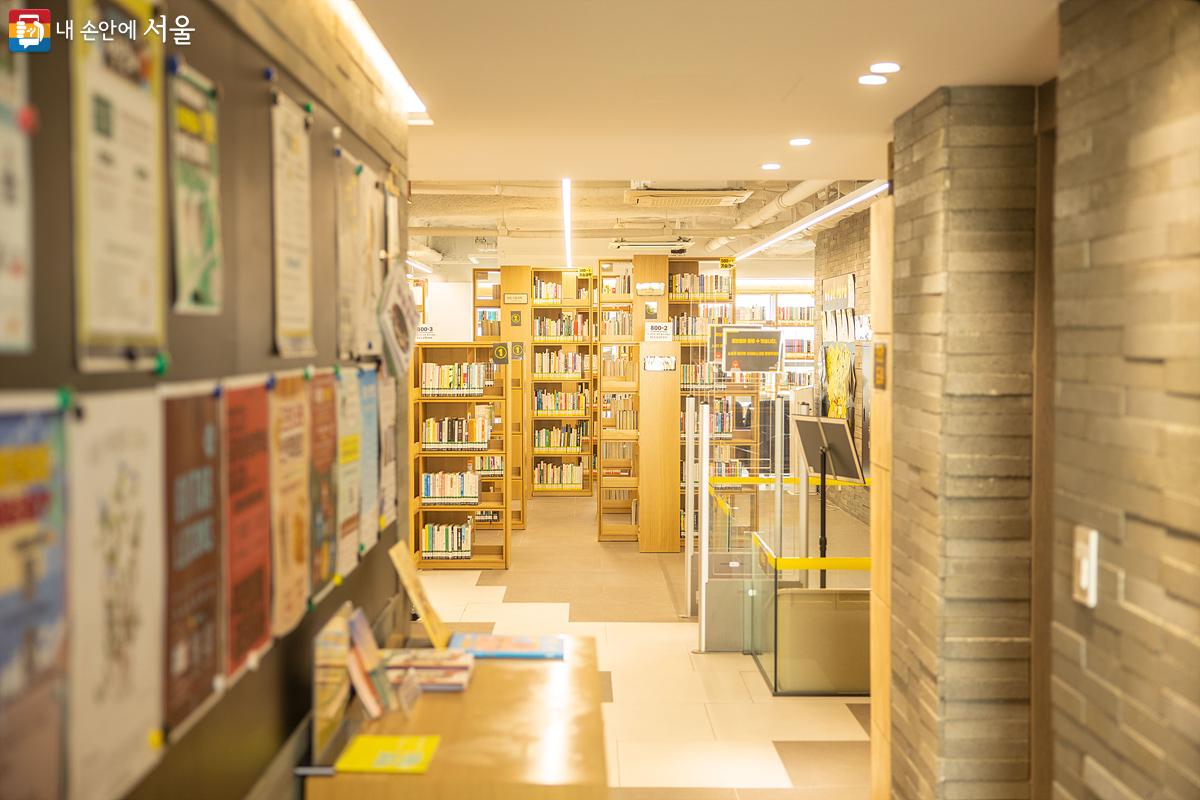 2020년 리모델링 공사 이후, 더욱 멋스러워진 도서관으로 재탄생한 '화랑도서관' ©임중빈