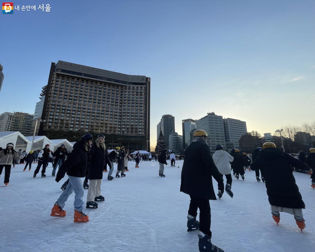 추위도 잊고 신나게 스케이트를 타며 즐기는 시민들 ⓒ이정민