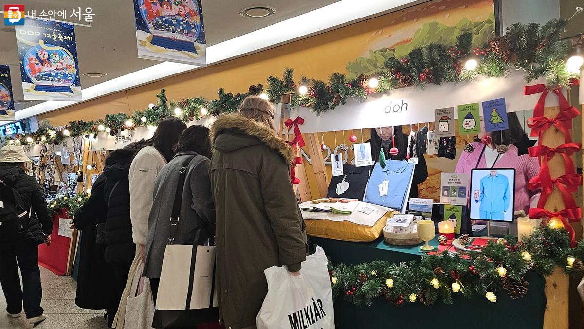 크리스마스 마켓에서 판매하는 상품들을 구경하는 시민들 ⓒ박단비