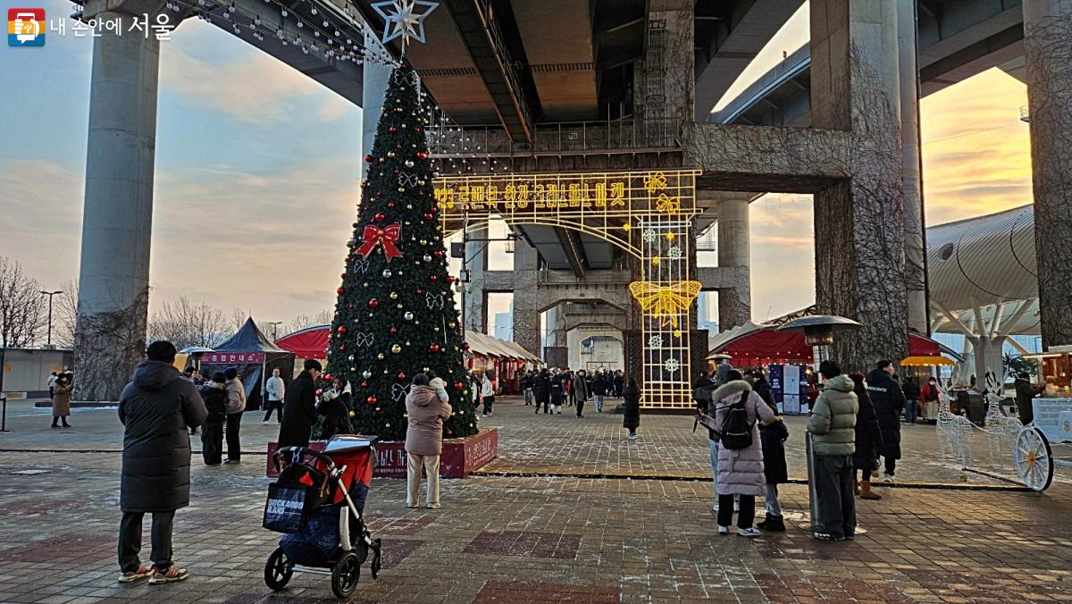 ‘2023 로맨틱 한강 크리스마스 마켓’이 뚝섬한강공원에서 열렸다. ©이선미  