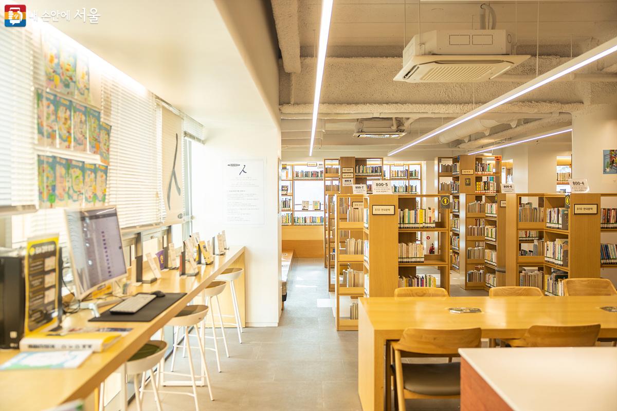 여느 도서관들과 달리 고층에 자리 잡아 위치적으로 독특한 느낌이 드는 화랑도서관 ©임중빈