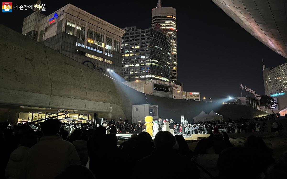 지난 12월 21일, 추운 날씨임에도 많은 시민들은 '서울라이트 DDP'의 개막식부터 본 영상 상영까지 함께 하며 행사를 즐겼다. ⓒ박지영