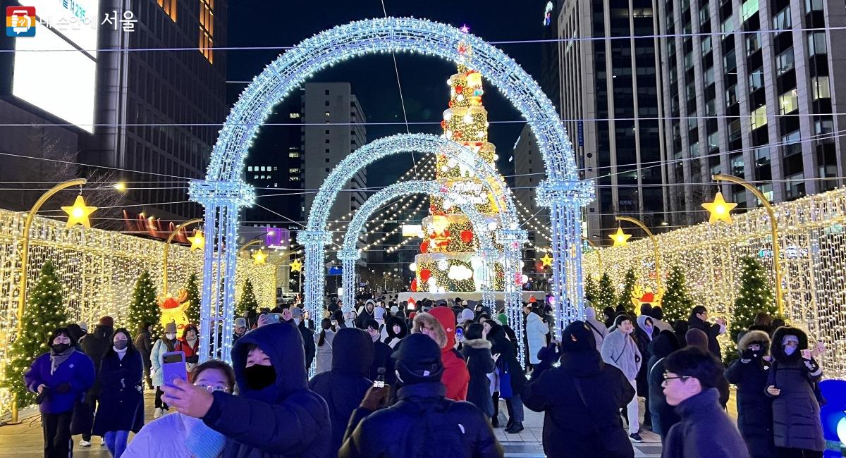 청계천의 '서울빛초롱축제'. 커다란 크리스마스 트리를 보면 언제나 즐겁다. ⓒ이준엽