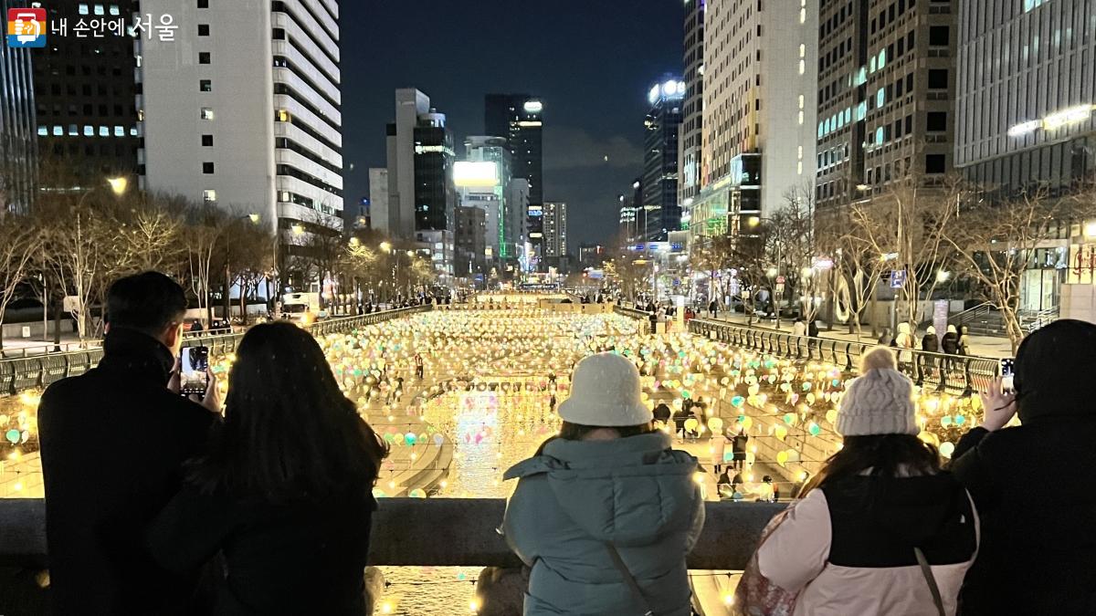 청계천에 가득 흐르는 빛의 향연으로, '서울빛초롱축제'의 진수를 만났다. ⓒ이준엽