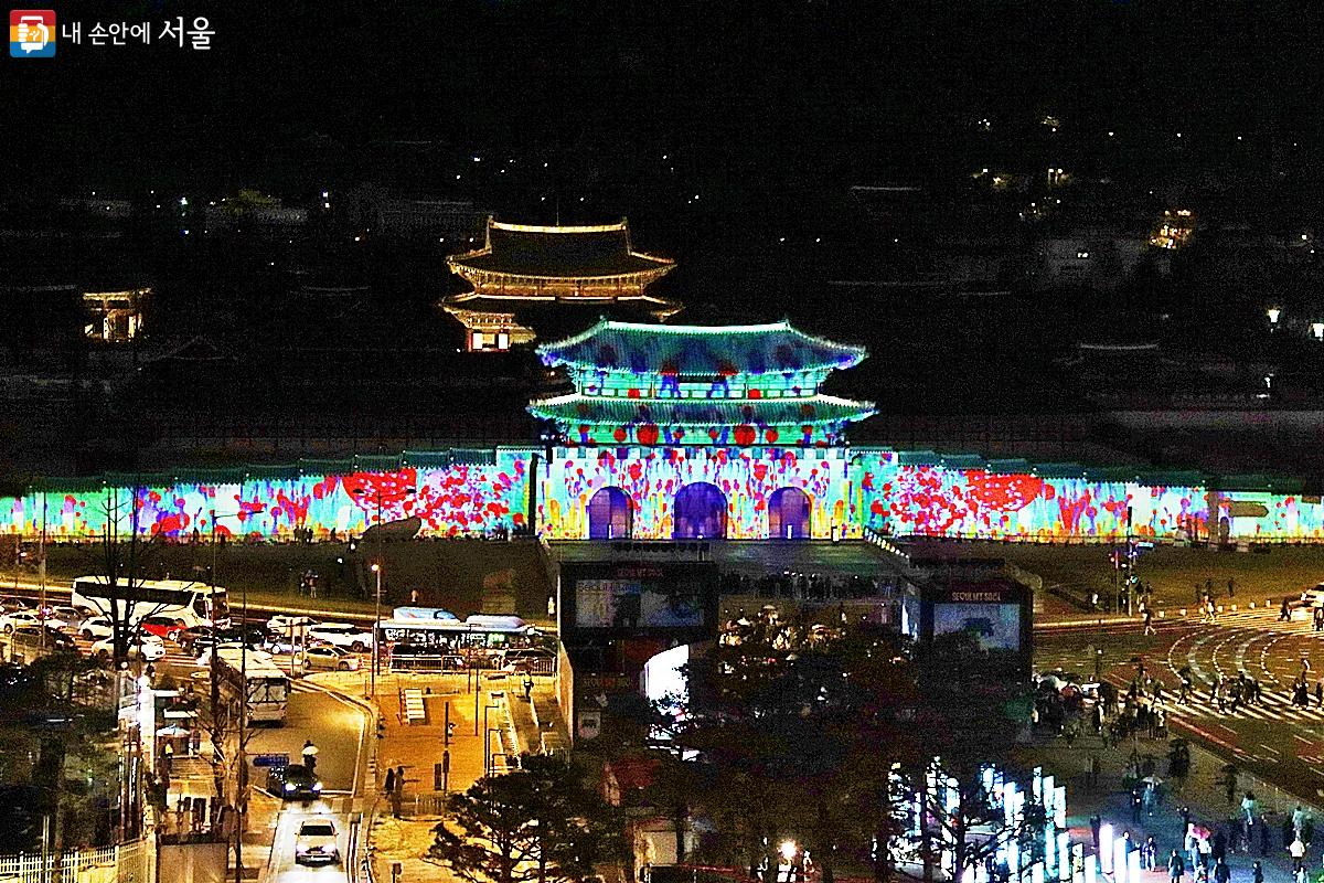 5명의 아티스트가 역사와 예술을 섞어 화려한 빛 속으로 관객을 끌어들이며 감탄을 자아내고 있다. ©정향선