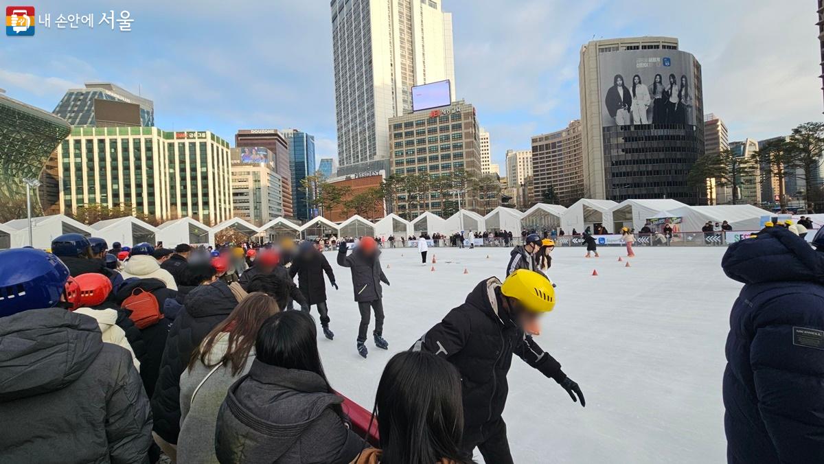 서울광장 스케이트장에서 스케이트를 즐기는 시민들 ⓒ박단비