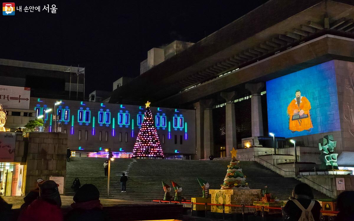 화려한 미디어파사드를 선보인 서울라이트 광화문 ©손설원