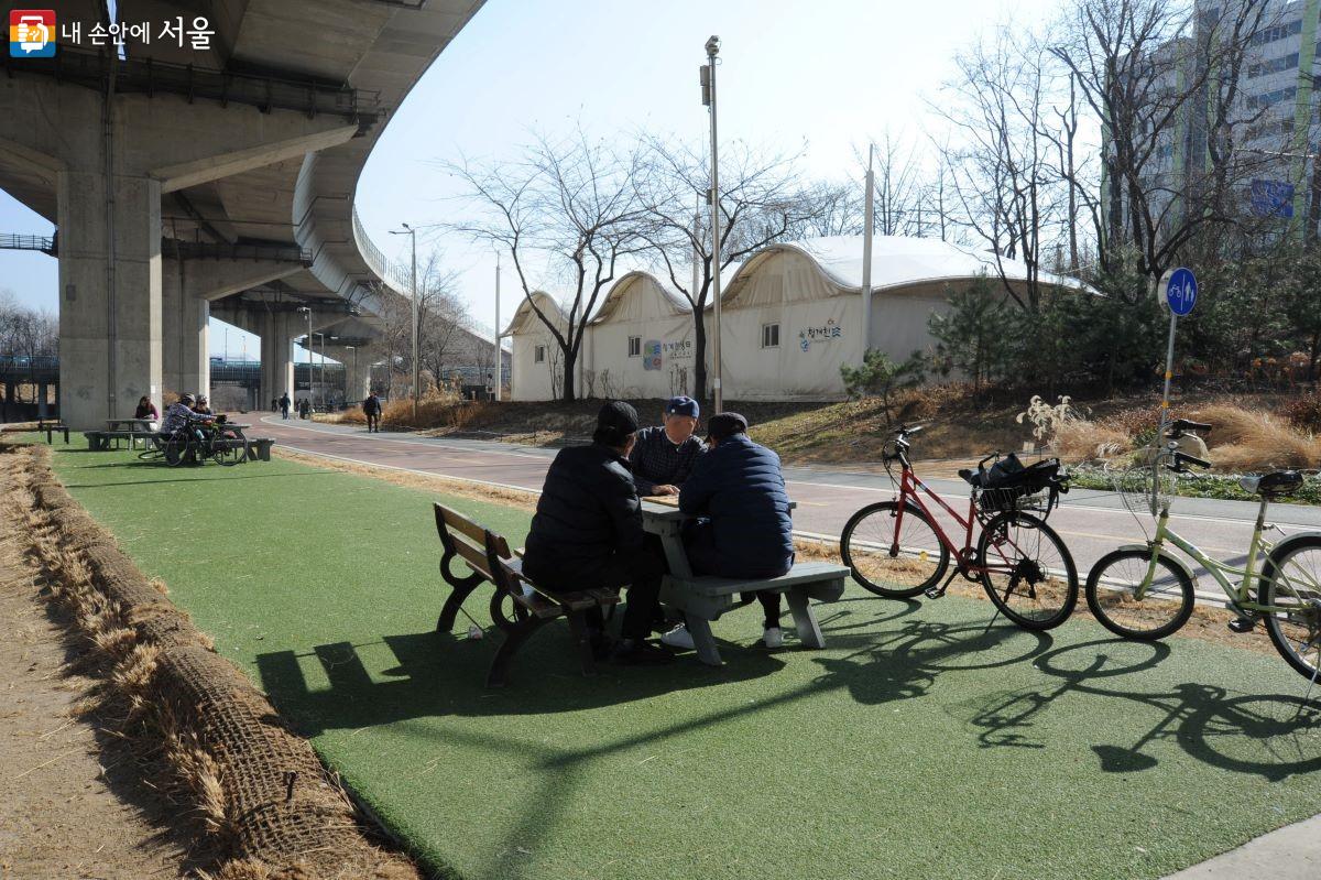 청계천 자전거도로 변에는 바로 자전거를 세우고 쉴 수 있는 쉼터가 많이 조성돼 있다. ⓒ조수봉