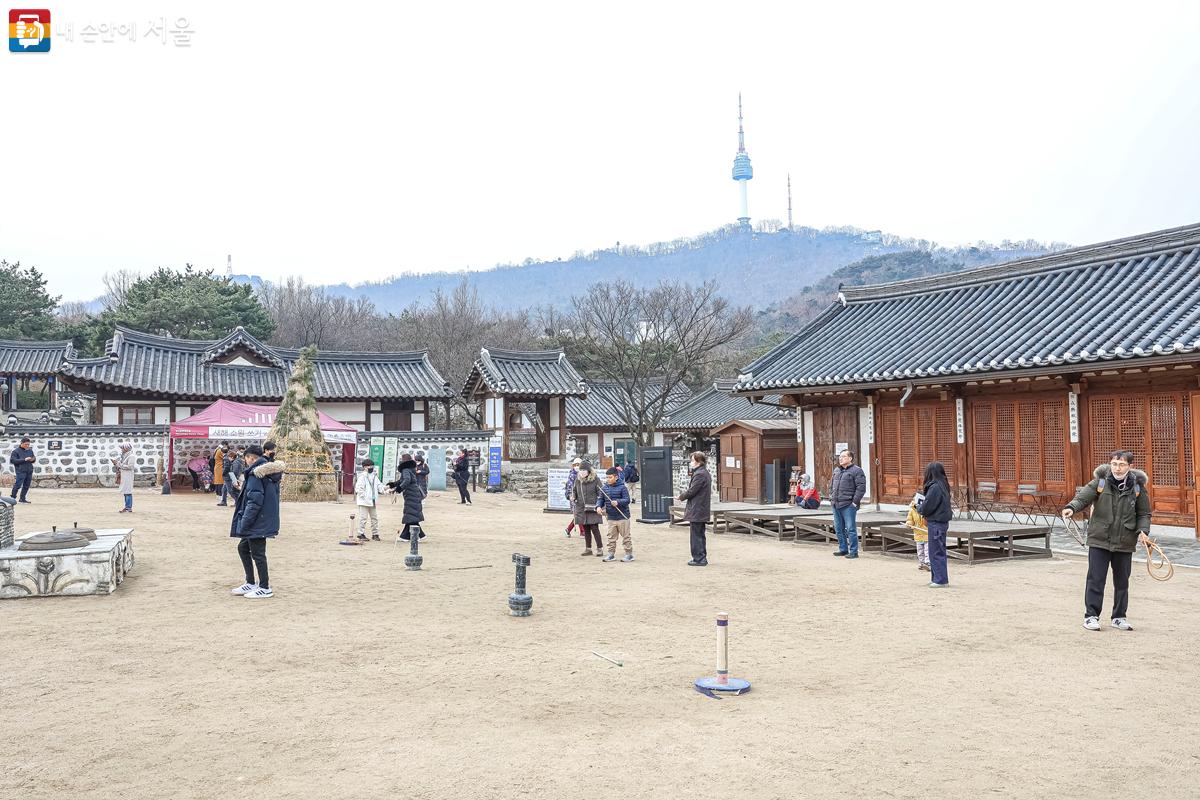 전통 가옥 마당에서 펼쳐진 '남산골 설축제' 현장 ©박우영 