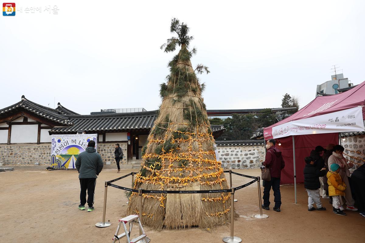 전통 가옥 마당 한가운데에 설치된 대형 '소원나무' ©박우영