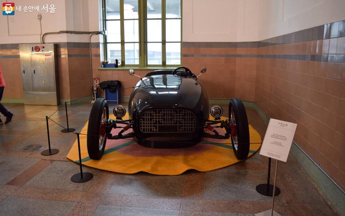 전통 나전칠 기법을 적용하여 1930년대 모빌리티 디자인 스타일을 현대적으로 재해석한 자동차 '게러지엠' ⓒ이명은