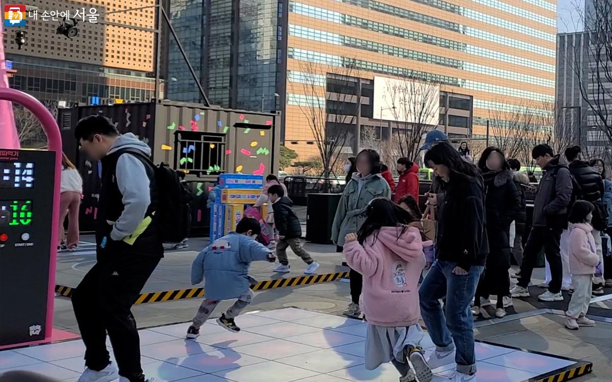 '광화문 빛의 놀이터'에서 아이들이 뛰고 즐기는 모습을 보는 것만으로도 기분 좋았다. ©김경희