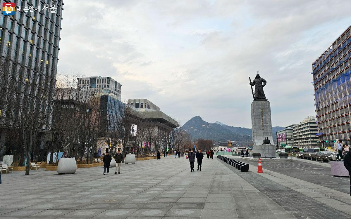 평화로운 모습의 광화문광장. 선조들의 희생과 노력으로 지켜낸 대한민국이다. ⓒ홍혜수