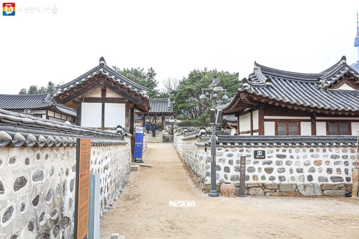 서울 시내에 산재해 있던 서울시 민속 자료 한옥 다섯 채를 이전해 복원한 전통 가옥들 ©박우영
