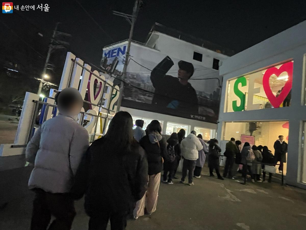 ‘서울 굿즈 팝업스토어’ 첫날, 입장을 위해 기다리는 시민들 ⓒ이정민