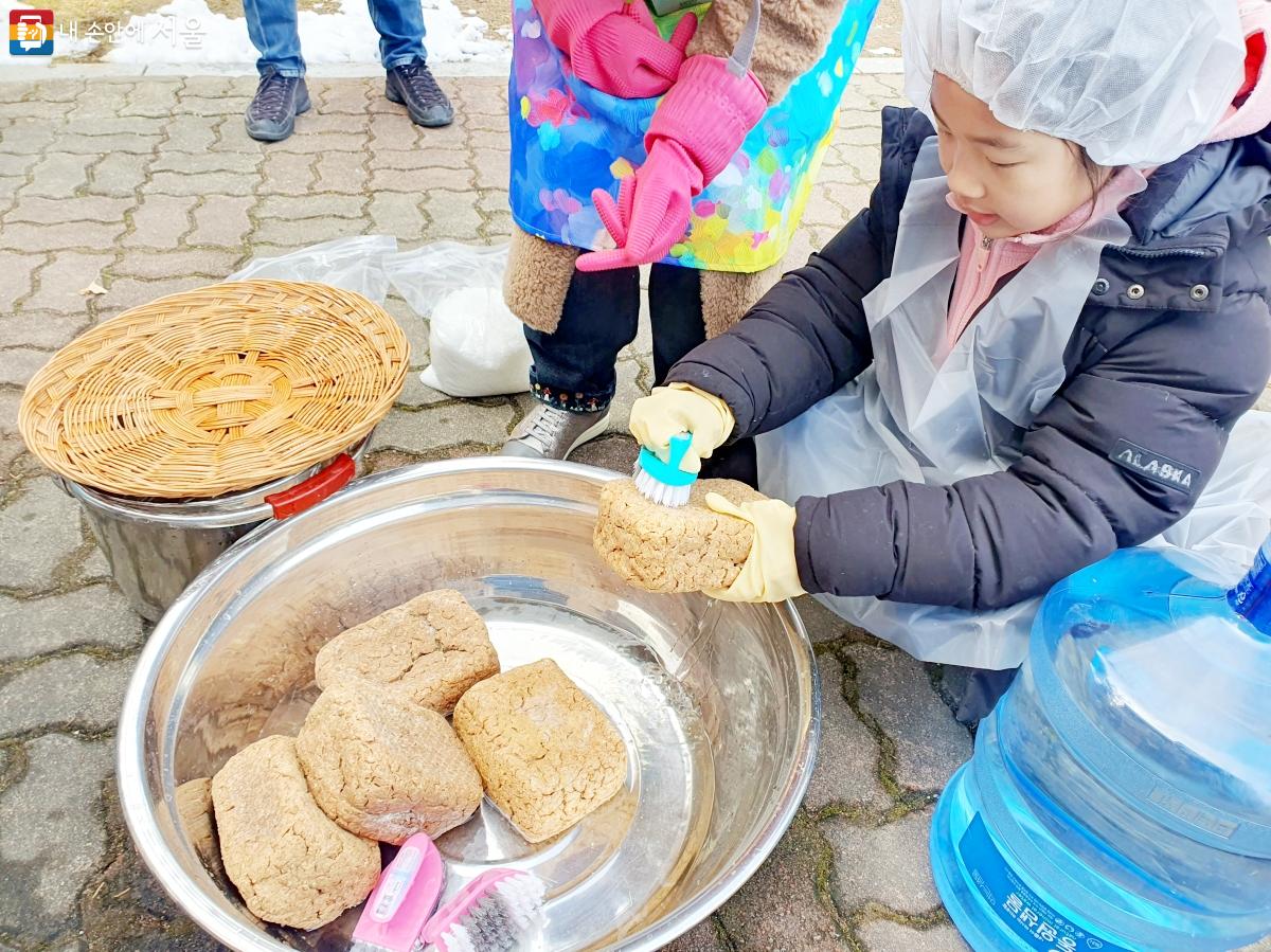 장 담그기는 메주를 깨끗하게 씻고 말리는 일부터 시작한다. ⓒ방금숙