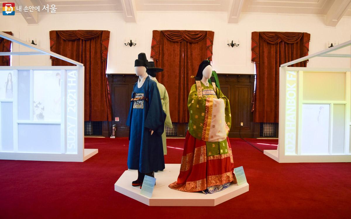 중앙에 배치된 전통한복. 조선시대 혼례복의 모습이며 뒤에는 외출복이 전시되어 있다. ⓒ이명은