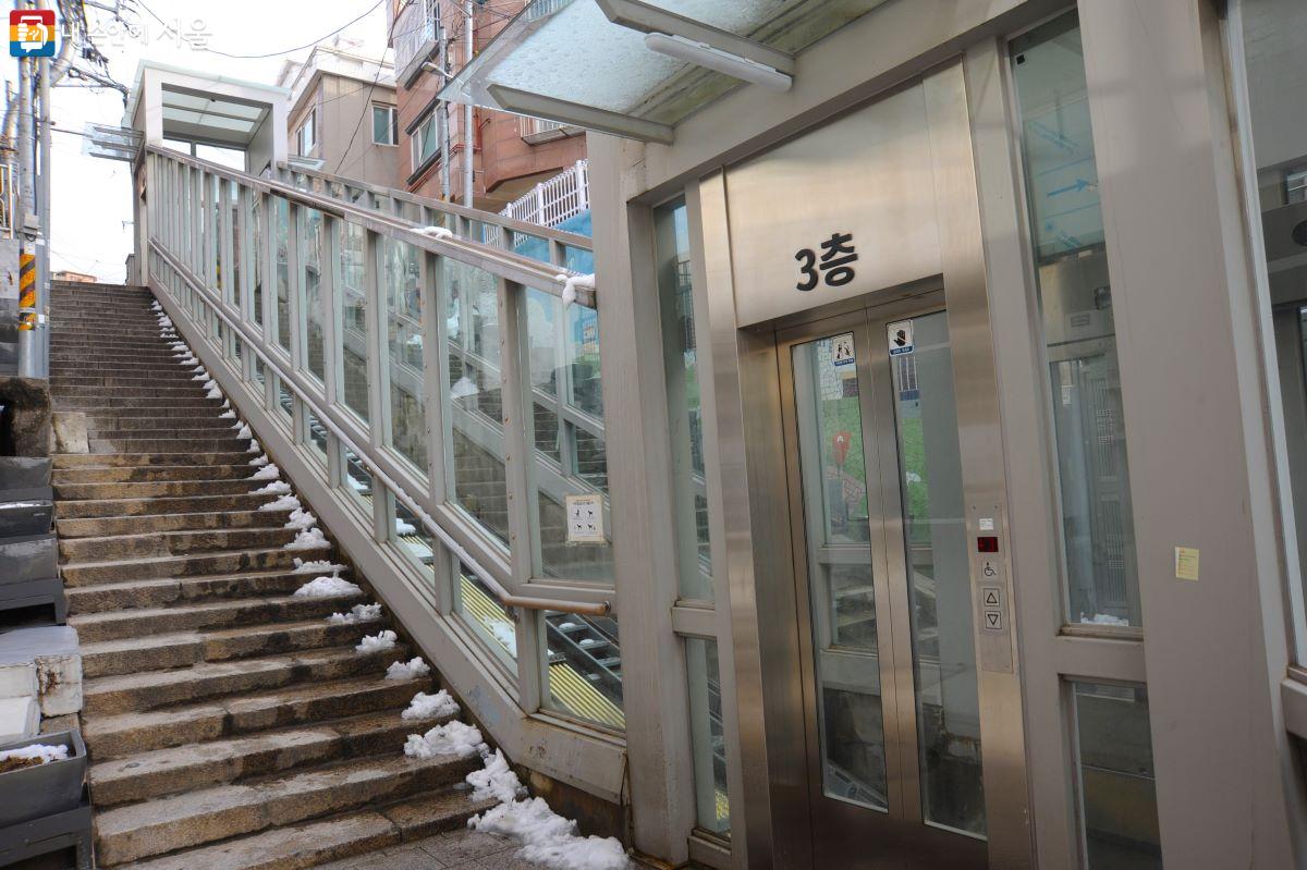 ‘108계단 경사형 승강기’는 모두 4개 층에 승강장을 설치했다. ⓒ조수봉