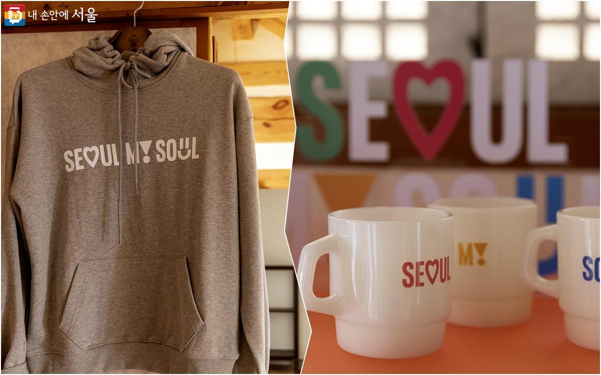 ‘서울마이소울(Seoul My Soul)' 로고가 돋보이는 후드티와 머그컵 ©문청야