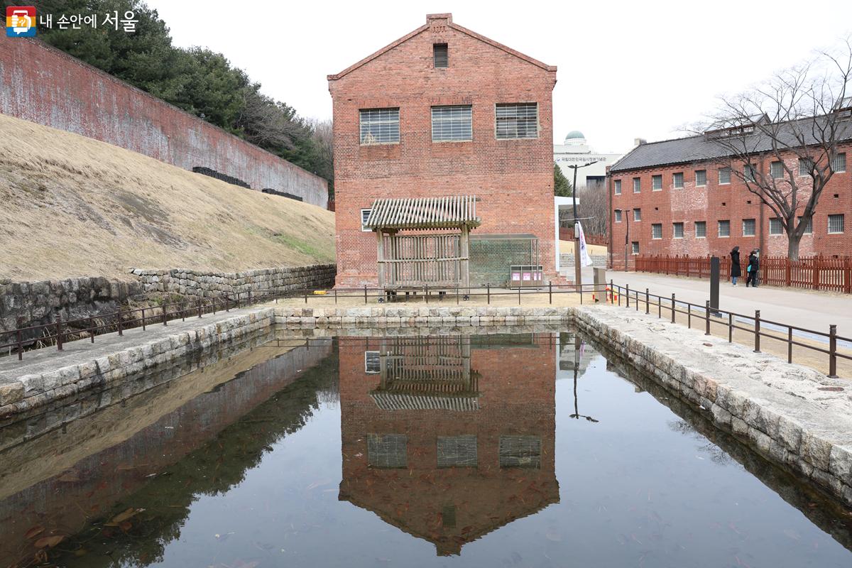 서대문형무소 내에 조성된 사각 연못. 일제강점기 당시에는 나전칠기 공장이 있었다. ©박우영 