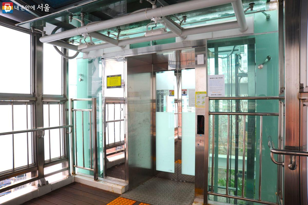 금동초등학교 옥외 수직형 엘리베이터 상층부 승강장 ⓒ조수봉