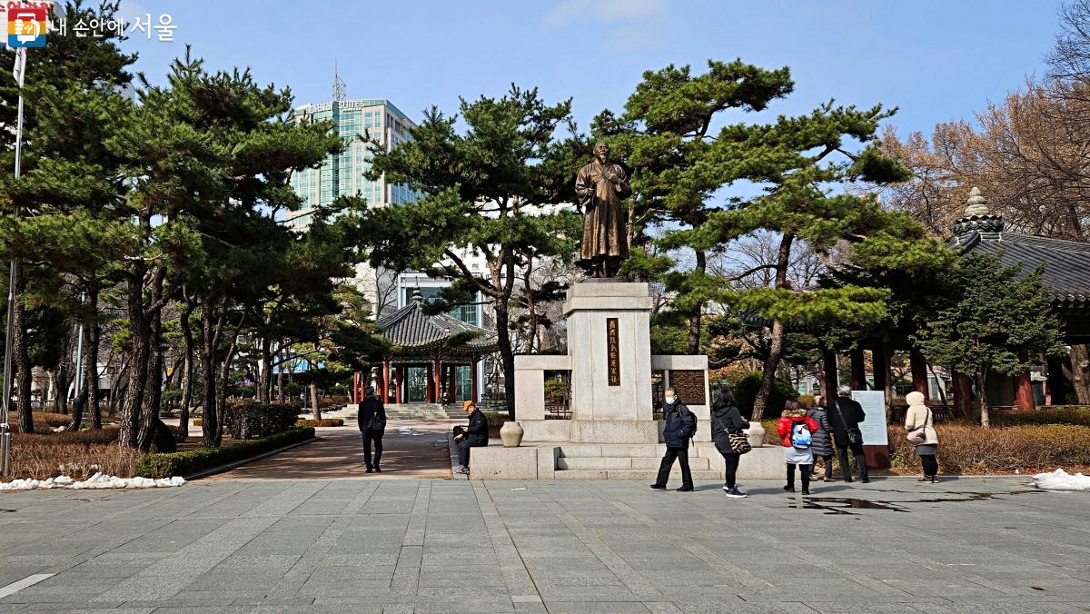 3.1만세운동에서 중요한 역할을 했던 손병희 선생 동상이 탑골공원을 지키고 섰다. ⓒ이선미