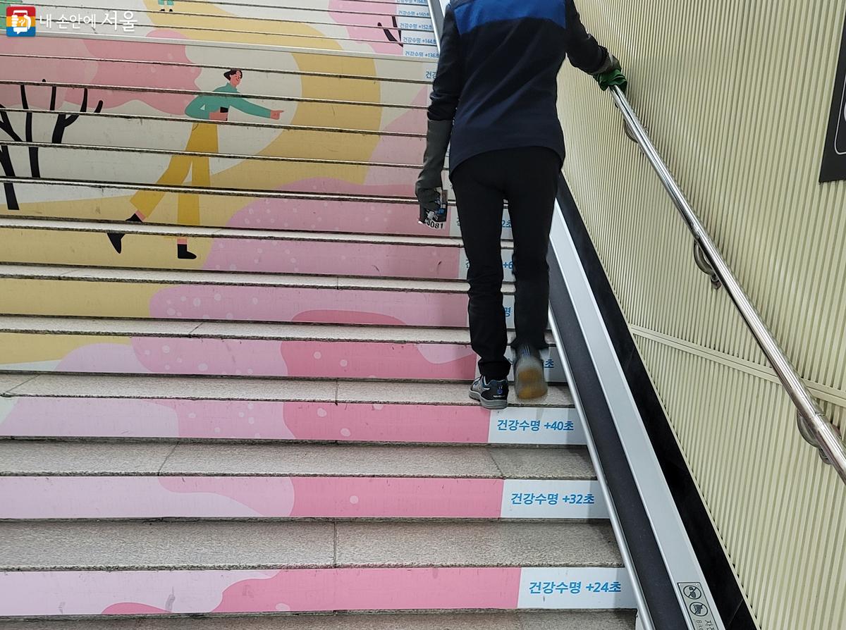 한 시민이 계단을 오르고 있다. ©김윤경