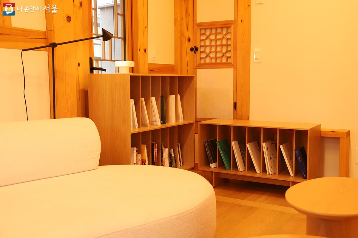 2층은 휴게 공간 및 한옥과 주거 문화를 소개하는 책을 갖춘 독서 공간으로 운영된다. ⓒ이혜숙