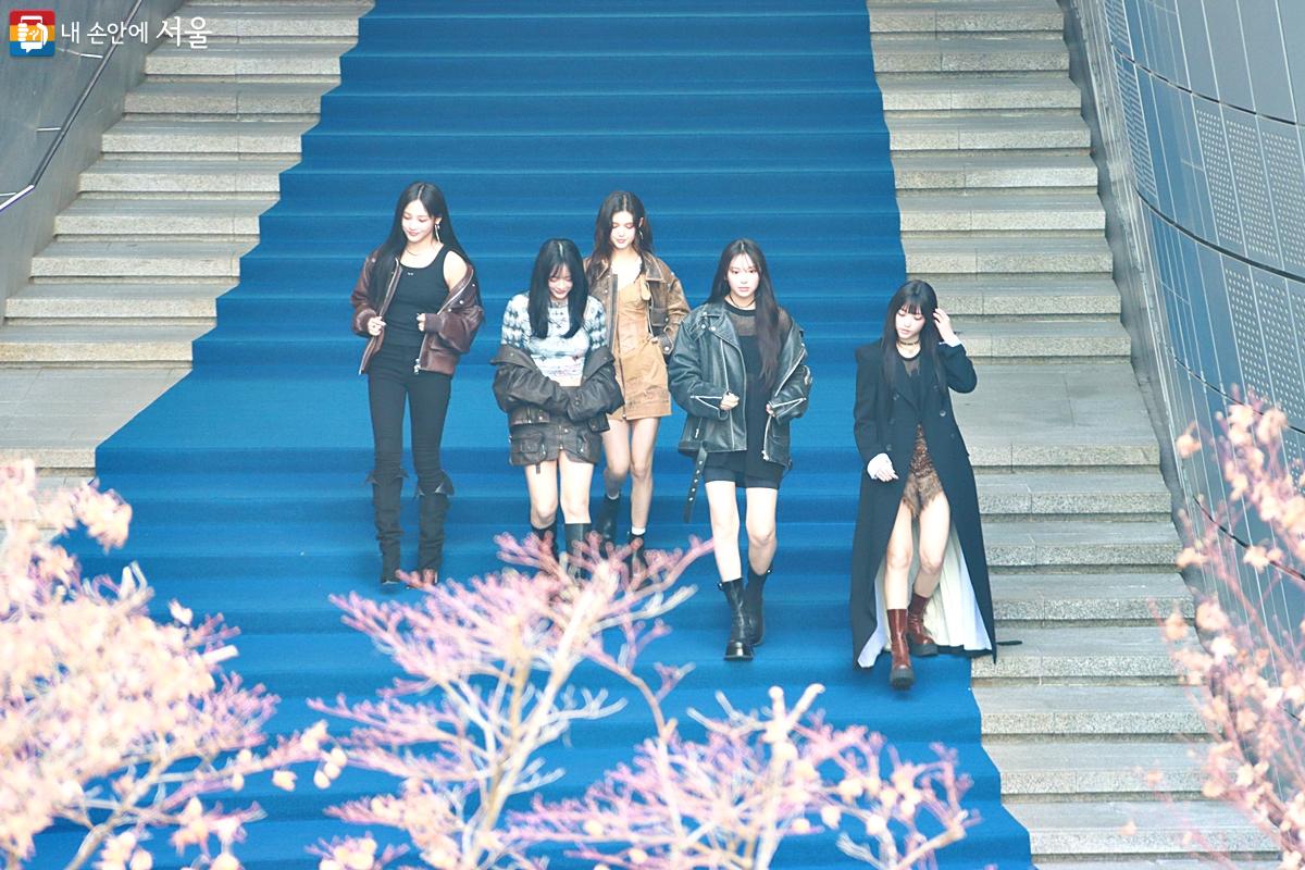 계단을 통해 포토월에 입장하고 있는 뉴진스 멤버들 ©정향선 