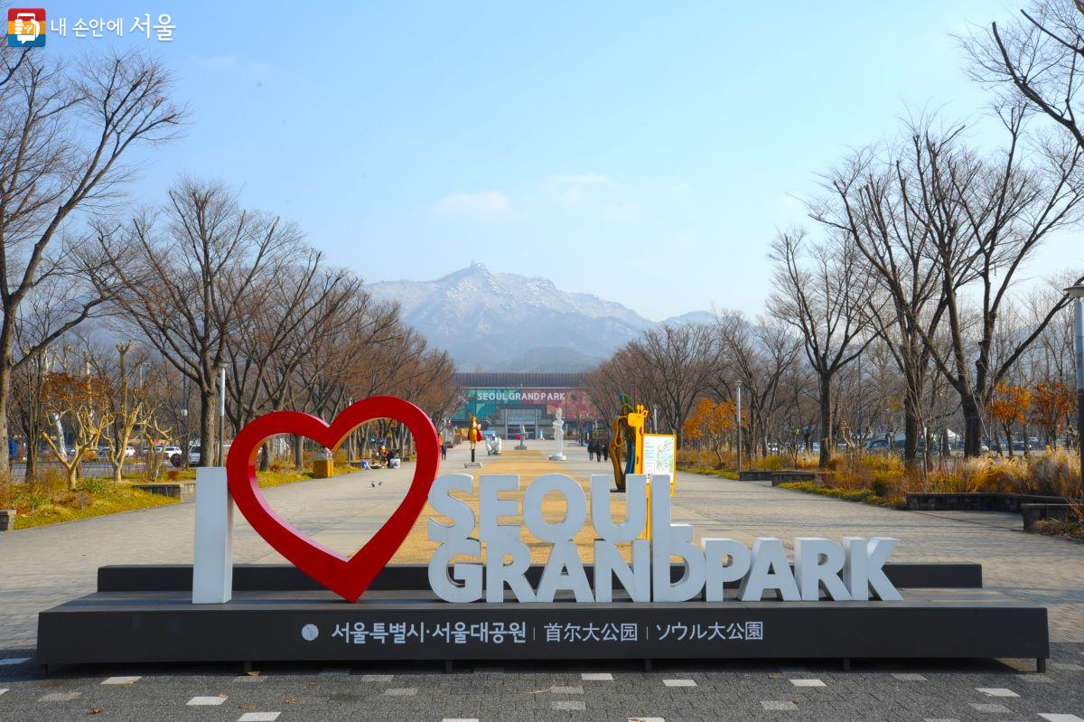 서울대공원 진입로에는 눈 덮힌 청계산을 배경으로 견생조각전 작품들이 방문객을 맞는다. ⓒ조수봉