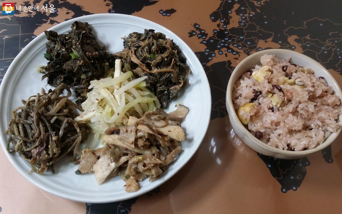 정월대보름 아침이면 오곡밥과 나물을 먹는 풍습이 있다. ©김미선