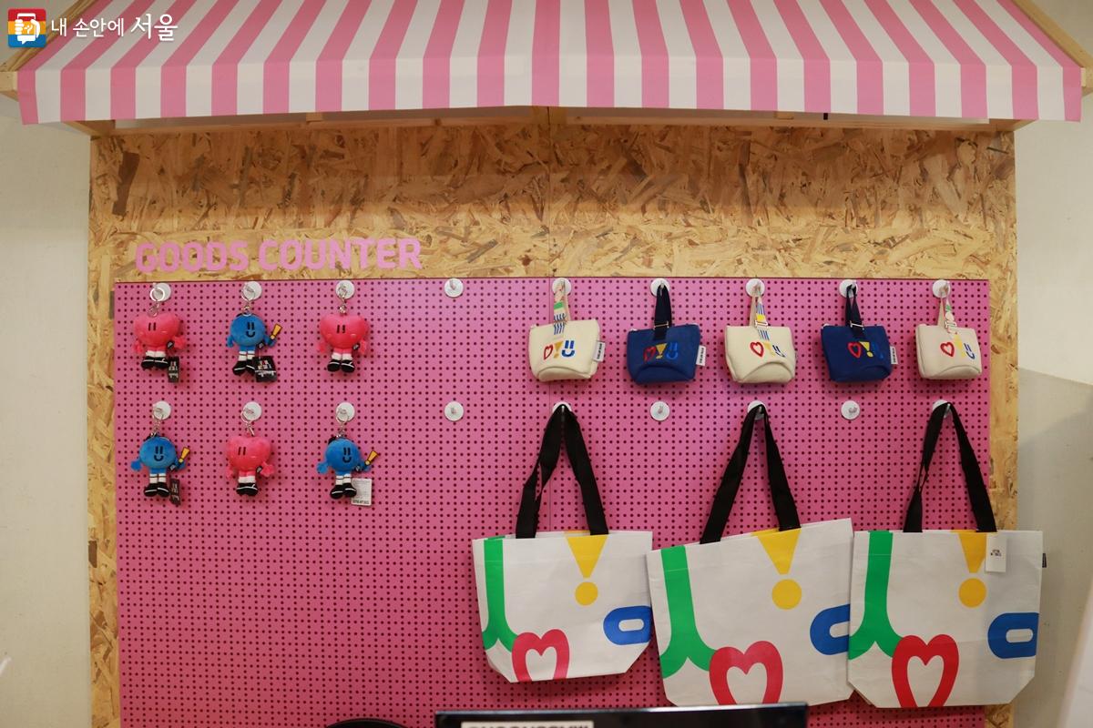 서울마이소울의 세 가지 픽토그램이 귀여운 굿즈로 만들어져 구매 욕구를 불러일으킨다. ©정향선