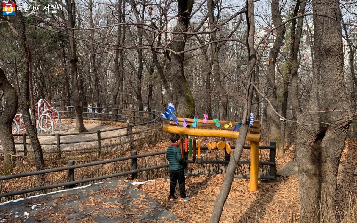 유아숲 체험 공간에는 아이들을 위한 놀이시설이 있다. ©김도연