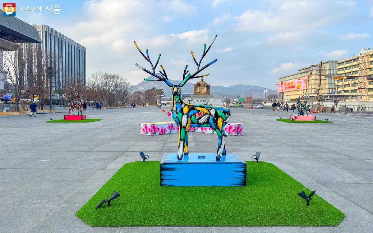 김우진 작가의 대형 사슴 모형 작품 4점이 전시 중인 '문 너머 봄 ©이병문