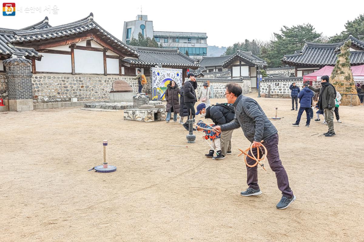 전통 놀이를 하고 있는 시민들의 모습을 볼 수 있다. ©박우영
