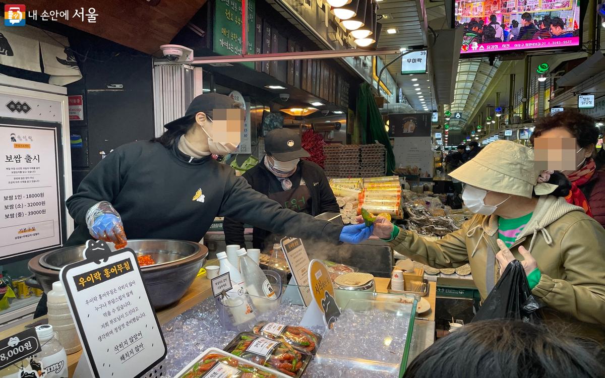 매장에서 방금 만든 음식을 직접 시식해 볼 수 있다. ©노윤지