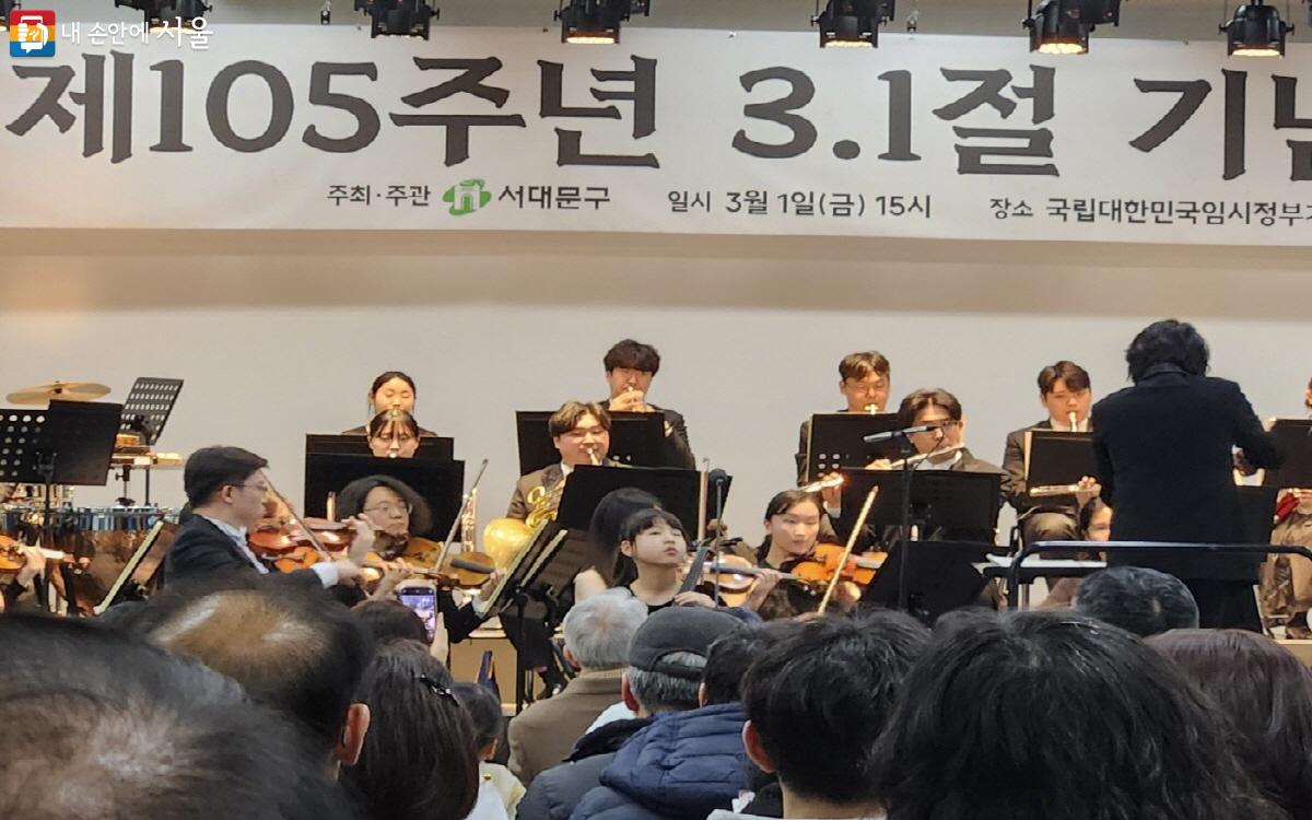 첼리스트 김정아와 오케스트라 '심포니 송'과 협연하고 있다.ⓒ윤혜숙