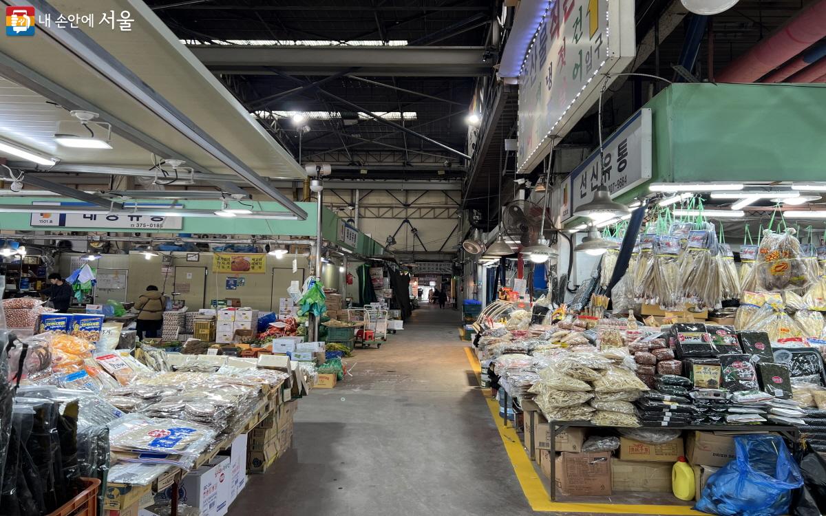 마포농수산물시장에서는 농수산물과 마트에서 파는 일상용품을 살 수 있다. ©박지영