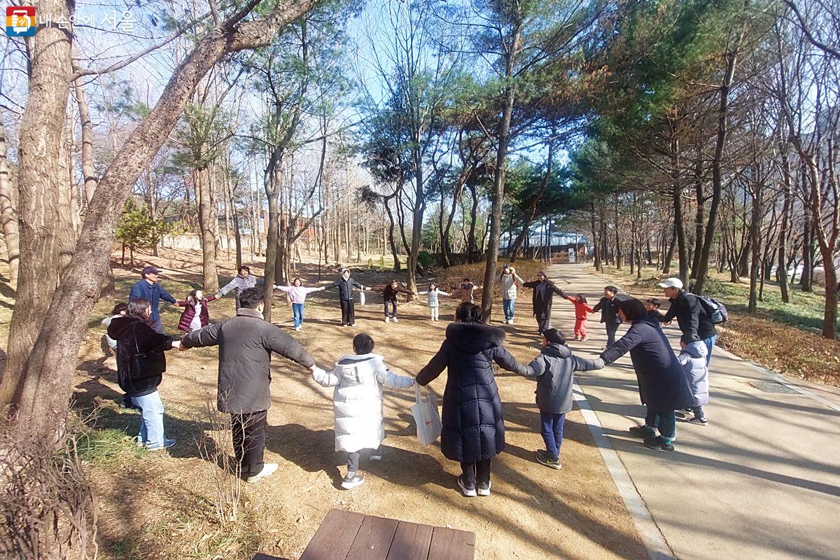 숲속 보물을 찾아 봄소식을 전해주는 숲 이야기를 듣고, 신비로운 식물과 곤충을 만날 수 있는 주요 생태 프로그램이 3월을 맞아 서울의 공원에서 다양하게 펼쳐지고 있다. ⓒ정향선