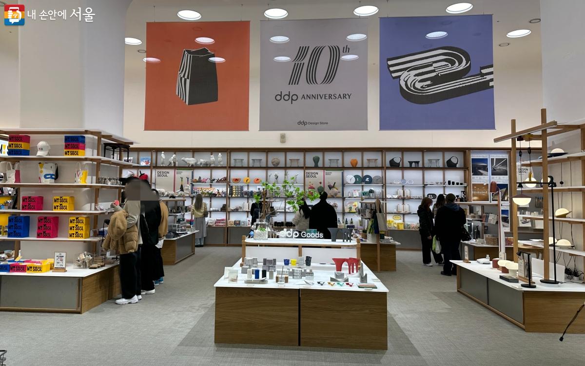디자인스토어로 들어가면 서울 도시 브랜드의 다양한 상품을 만날 수 있다. ⓒ김재형
