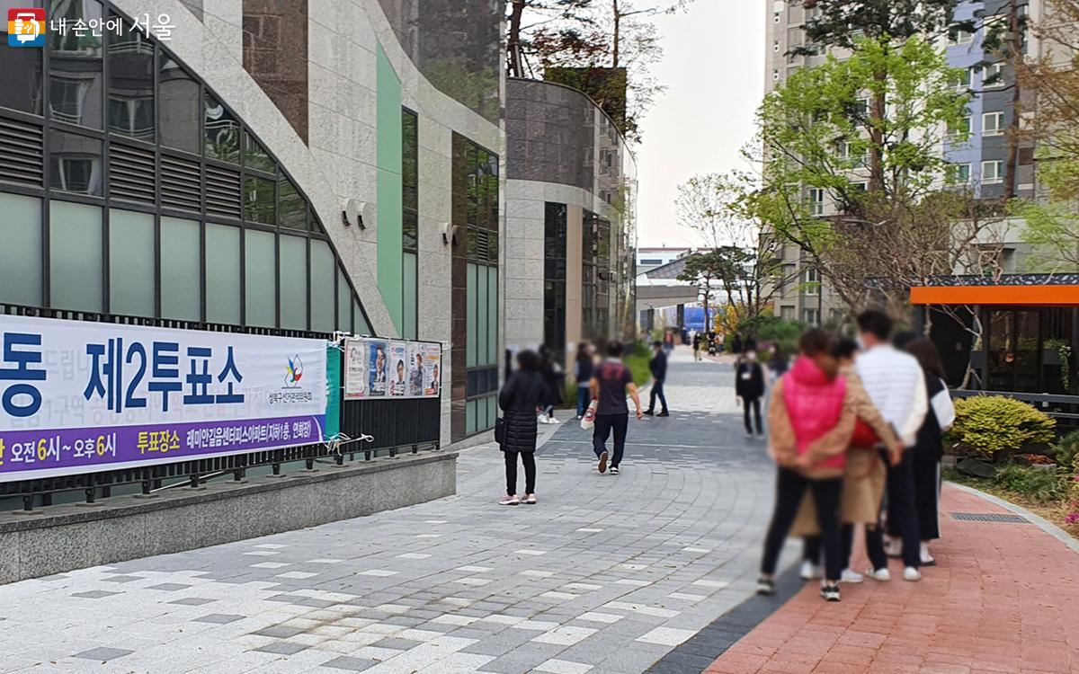 제21대 국회의원 선거 당시 모습. 투표하기 위해서는 신분증 제시 후 본인 확인이 필요하다. ⓒ김미선