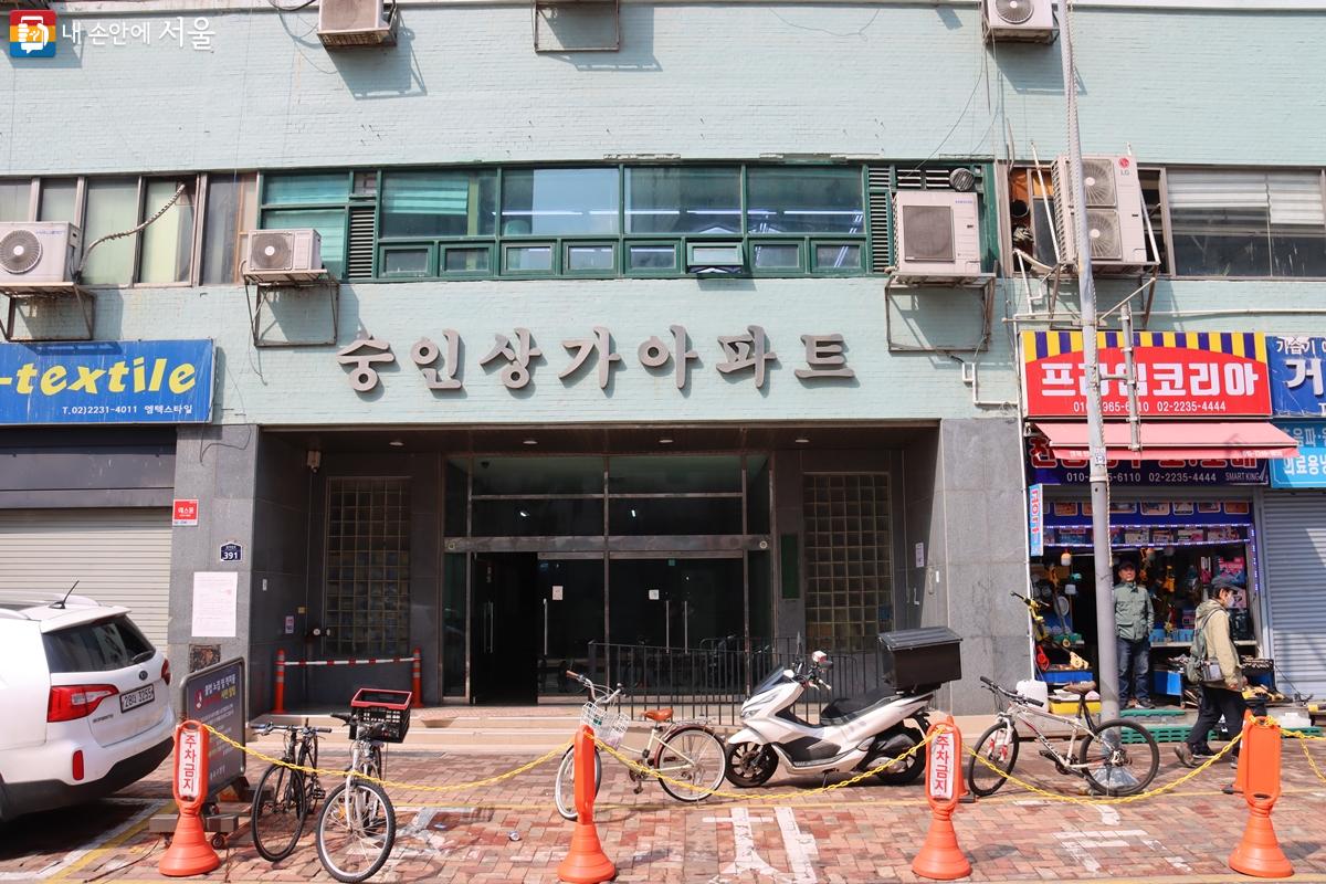 1970년대 지어진 역사적으로 유서 깊은 숭인상가아파트도 볼 수 있다. ⓒ정향선