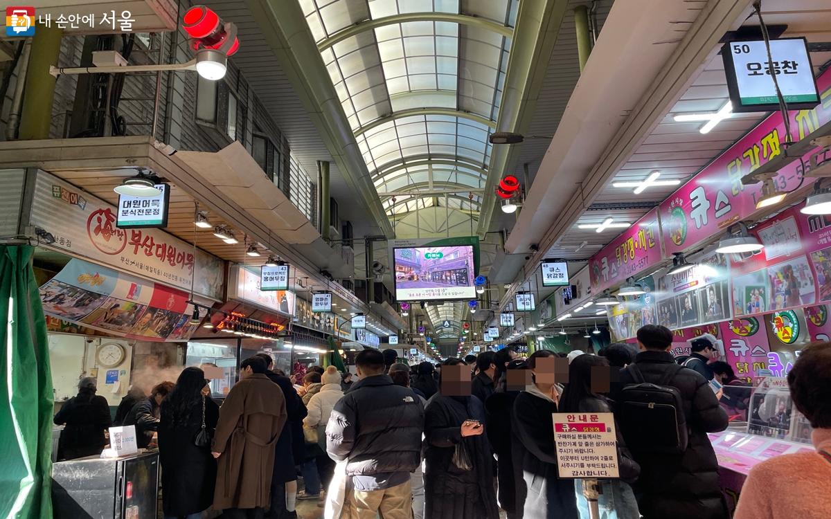 젊은 사람들이 많이 찾는 망원시장 ©노윤지