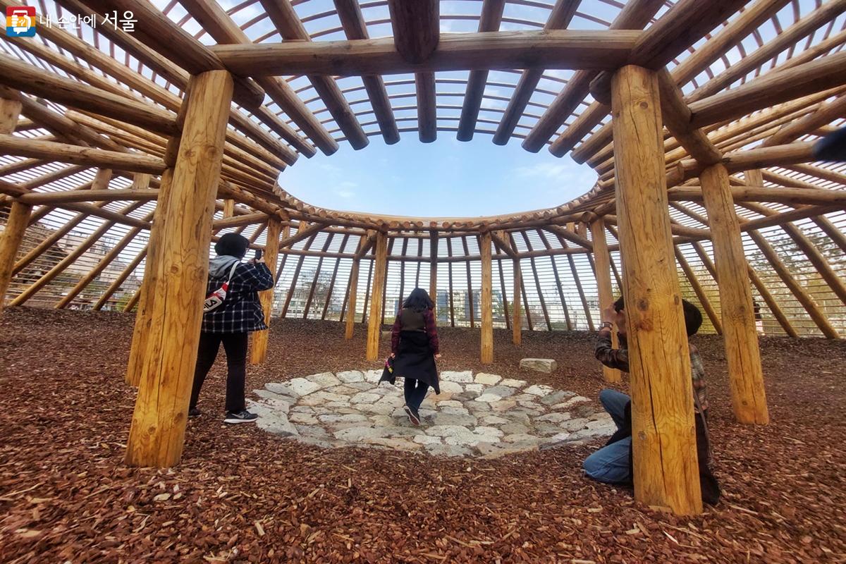참가자들은 열린송현녹지광장 매력가든에서 숏폼을 만들고 있는 모습 ©정향선