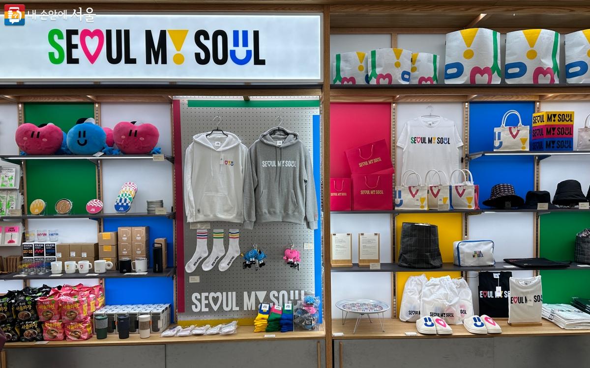 서울시 공식 굿즈샵에서 다양한 디자인 제품을 구입할 수 있다. ⓒ김재형