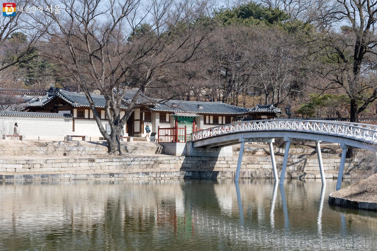 향원정에서 북쪽 건청궁으로 이어지는 다리. 한국전쟁 때 파괴된 후 남쪽으로 놓았다가 최근 복원공사를 통해 원래 위치인 북쪽으로 연결했다. ⓒ문청야