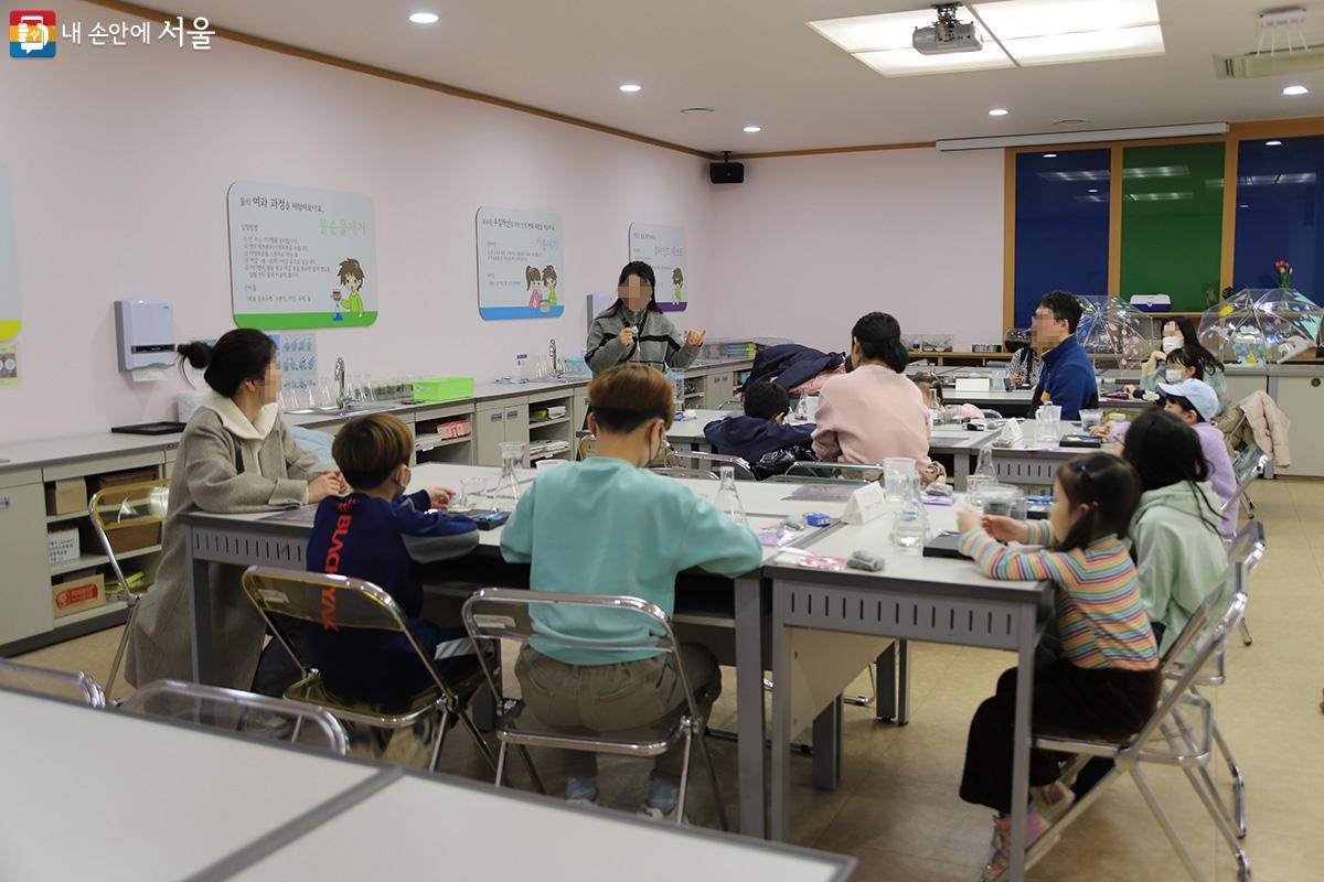 녹차 티백을 통해 염소를 제거한 후, 물은 다시 맑아졌다. 아리수에만 염소가 있었고 정수물에는 없었다. 이 변화를 본 아이들은 즐거워했다. ©이혜숙