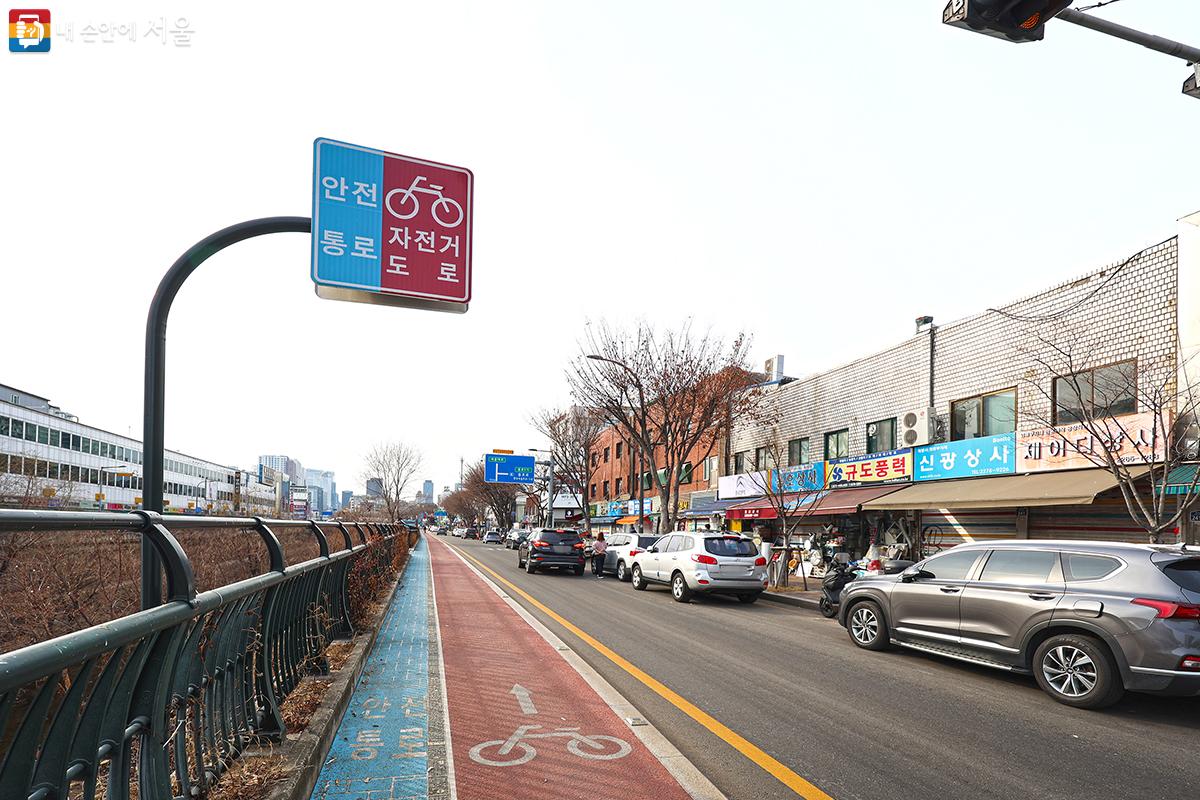 안전하게 조성된 청계천 자전거 도로 전경 ©김주연