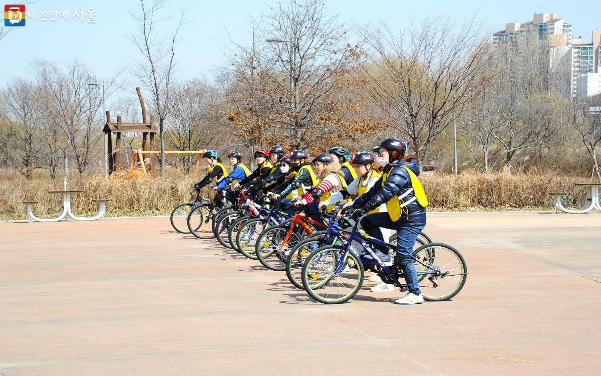 자전거 타기에 성공한 수강생들이 트랙 돌기를 위해 정렬했다. ⓒ조수봉